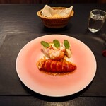 ベルエキップ - ◯究極のオマール
      網海老のパン
      
      火入れされたオマールブルーに
      オマールのジュのソースを掛けられていて
      
      他には見た目をポテトに似せているけれどリンゴ
      カリフラワーとキャベツの煮た品が添えられていた