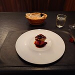 ベルエキップ - ◯究極のロッシーニ
      一番良い部分をくり抜いた上質な仔羊の肉の上には
      フォアグラが載っていて
      シェフが来られてトリュフソースが掛けられ
      その後からフォアグラを火入れした時に出る
      黄金の油が掛けられる