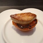 ベルエキップ - ◯究極のフォアグラ
            今、手に入りうる最上品の
            スペインで一番良い品のフォアグラをポワレし
            下のトマトは焼いて軽く温めました
            
            上のフォアグラは
            焼きの暖かさと中の冷たさの混在するトロける様な