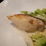 ベルエキップ - アワビは半身でクニュっとした柔らかな食感
      下にはマッシュポテトが敷かれ
      野菜にはバジルの隠し味
      
      酸味の爽やかさと生クリーム感のある
      ヴァンブランソースと
      肝のコク感がある様な気がする味わい