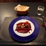 ベルエキップ - ◯真鴨のロティーその2
      コチラの真鴨のロティーには鴨出汁の赤ワインソース
      チョコレートを隠し味に入れ
      アーモンドで真鴨に足りない脂感を足され
      付け添えにはバナナが横たわっていてその上に焼かれたヒラタケ