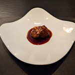 ベルエキップ - ◯究極のビーフシチュー
      牧草牛10キロの牛肉から2キロしか取れない牛だけの出汁
      
      今回から綺麗な味に変えました
      お肉は只の具となりますので
      ソースが究極になります　との説明