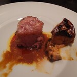 ベルエキップ - トリュフソースの香りもふんわりと広がり
      フォアグラのレベルの高さに圧倒されるけれど
      
      子羊も実は、焼き入れが絶妙でジューシ
      旨味感がシッカリとしているんだよねえ
