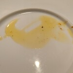 ベルエキップ - 皿に残ったフォアグラを焼いた時に出る
      旨味の詰まった黄金の油も指で掬い尽くしたw
      
      もう、1人だけなので誰も見てないから
      やりたい放題？（笑）