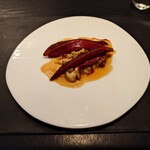 ベルエキップ - ◯真鴨のロティー
      下の方には焼き茄子
      ソースは真鴨からブイヨンを取って
      煮詰めて煮詰めて煮詰めたものが掛けてあります
      またちょっとイタズラがしてあります
      との説明