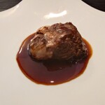 ベルエキップ - 
      水と牛だけ煮詰めたソースなんだけど
      赤ワインの様な酸味感や深み、肉の旨味感も出ている
      綺麗な味わいがあるよなあ
      しかし僕的には前みたいな更なる味わいの濃厚さ
      複雑な深みある旨味感が欲しいとは思えた