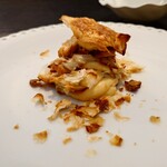 ベルエキップ - 割られたミルフィーユ生地の
      焦がしてある香ばしい味わいが面白い♪
      
      栗のカスタードクリームも卵黄のコク感があって
      美味しいなあ