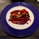 ベルエキップ - 食べてみると
      酸味爽やかな赤ワインソースに
      チョコレート最後の後味に
      微妙にあるほんのり甘さとコク感を感じ
      
      ひらたけの軽く焦がした苦味とバナナの甘みが
      バランス良く