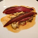 ベルエキップ - 真鴨のロティーは火入れが抜群で
      赤くセクシーな焼き加減だけどキチンと火は入っている
      肉を切り分け、口の中で噛み締めるとジューシさがあり
      ジンワリと真鴨の味わいと皮の焼かれた香ばしさがにじみ出てくる❗️