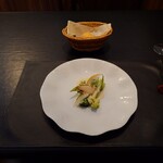 ベルエキップ - ◯アワビのポワレ　ヴァンブランソース
      合わせるパンはカレーのパン
      ヴァンブランソースには
      親方さんには多分、分かると思いますが
      少し秘密があるので食べてみてください
      との説明