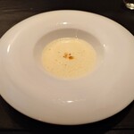 ベルエキップ - ◯玉蜀黍のスープ
      味付けには生クリームと
      微量な塩しか使われていないスープとの話
      
      ひたすら自然な甘みがシッカリとある
      
      クリーミーで美味しい味わい
      ジンワリと残るクリーミーさと玉蜀黍の甘み、旨味感