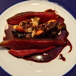 ベルエキップ - ソースと真鴨、付け添えの組み合わせが
      これは美味しいのは当たり前だけど
      
      とても記憶に残る、面白い味わいだよねえ❗️
      
      甘い、脂感、サッパリ、赤ワインの味わいの
      マリアージュと後から説明