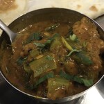 インド料理 パリワル - デカめのチキンがゴロッと入った小松菜とチキンのカレー(日替わり)