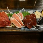 こま - 馬刺し盛り合わせ3種（馬刺し・フタエゴ・レバー）