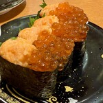 海天丸 - サーモン親子（319円）。