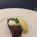 L'image - Lunch.dessertチョコレートケーキとカモミールのソルベ