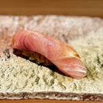 匠 進吾 - 鰤の漬け。
      これまた素晴らしい！正直、言われなければ鰤とはわからないかも。
      脂も香りもきれい。とても美味♪