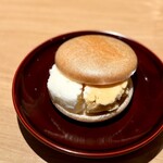 匠 進吾 - いつものきな粉ではなくて、この日は栗アイス♪
      奥様の「期間限定ですよ」との囁きで選びましたが、この、塩と栗の組み合わせ、過去一かも。
      めっちゃ美味しい(^^)