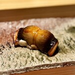 匠 進吾 - 穴子。
      この穴子は、追加した甲斐がありますねぇ。
      進吾さんが、「握ってるだけで美味しいのがわかる」と言うように、身の厚さ、味の乗り、煮加減が素晴らしい！
      張りさえ感じるような皮表の握りも、見事♪