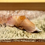 匠 進吾 - 縞鯵。
      寝かせて、深みのある旨味が増してます。