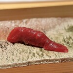 匠 進吾 - 赤身の漬け。
      この赤身、好み〜♪
      旨味、爽やかさ、弾力のバランス、最高。
      この日の進吾さんのシャリとの相性も、とてもよかった。