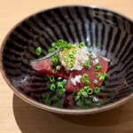 匠 進吾 - 鰹。
      旨味がしっかり乗って、美味しい！
      なにより、程よい弾力のねっとり食感が好み。