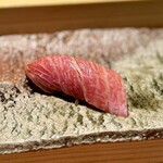 匠 進吾 - 大トロ。
      甘みと、クドさのない落ち着いた脂乗り。