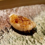 匠 進吾 - 煮帆立。
      香ばしさも感じますが、炙ってはいないのかしら。
      味わいがしっかりと濃いです。