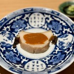 匠 進吾 - 蒸し鮑の雲丹醤油がけ。
      こりゃあ、うまい！
      シンプルな組み合わせですが、絶妙。
      もっと食べたい(^^)