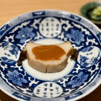 匠 進吾 - 蒸し鮑の雲丹醤油がけ。
                      こりゃあ、うまい！
                      シンプルな組み合わせですが、絶妙。
                      もっと食べたい(^^)