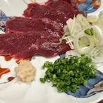 赤坂 こみかん - ・馬刺し(？円)〜北海道生まれ久留米育ちの冷凍無し。ポーション少なめ、味はまあまあ