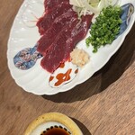 赤坂 こみかん - ・馬刺し(？円)〜北海道生まれ久留米育ちの冷凍無し。ポーション少なめ、味はまあまあ