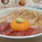 みなと食堂 - 平目とマグロ漬け丼（横から）