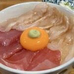 みなと食堂 - 平目とマグロ漬け丼（接写