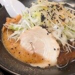 はやたろう - 料理写真:とんこつ黒旨/ネギ盛(¥890/¥150)