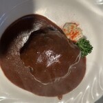 ゴメンネJIRO - ハンバーグステーキはとってもシンプルです。おソースがたっぷりかかってるのもありがたいお話です。