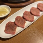 炭火焼肉ホルモン まるは - 