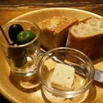 ブルスケッテリア デッリ アルティスティ - 14.11.12 パンとオリーブとアンチョビバター