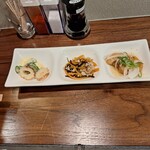 居酒屋tsugumi - お通し（玉子サラダ、ひじきの煮物、魚の南蛮漬け）