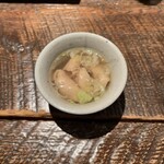 若鳥焼き もばら - お通し 皮の塩茹で
