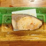 SAKE PLACE - フレスタ店内で買った 塩ぶりレモンペッパー焼き (2025.10.23)
