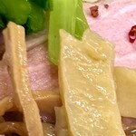 自家製手打ち麺 禿 - 左がメンマ、右が手打ち極太麺。差がスゴイ。