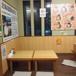 びんびん亭 - 小上がり座敷は半分荷物置場に