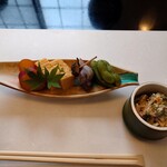 つねとら - 敷紙と器と料理　キレイですね