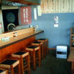 勝烈 はまゆう - 入り口から見えるカウンターです。