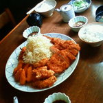 勝烈 はまゆう - 反対側からの写真です。ヒレ、ロース、白身魚、エビの盛り合わせです。