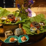 銀座 しのはら - 八寸：にしん昆布巻き、柿なます、赤蒟蒻とトマト、椎茸白和え、あげ銀杏 　　　ほうれん草としめじのお浸し、チーズを挟んだお麩、鮑の煮っ転がし 　　　菊と蛸の酢の物、無花果の胡麻ダレ、鰆の塩たたき、ホタテの昆布締め