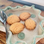 音楽と珈琲の店 岬  - 玄米クッキー500円をコーヒーソーサーに盛って食べました