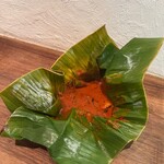 三燈舎 - 海老カレーバナナの葉包み