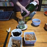 そば切 雨耕庵 - 日本酒を注ぐおかあさん／テーブル席より